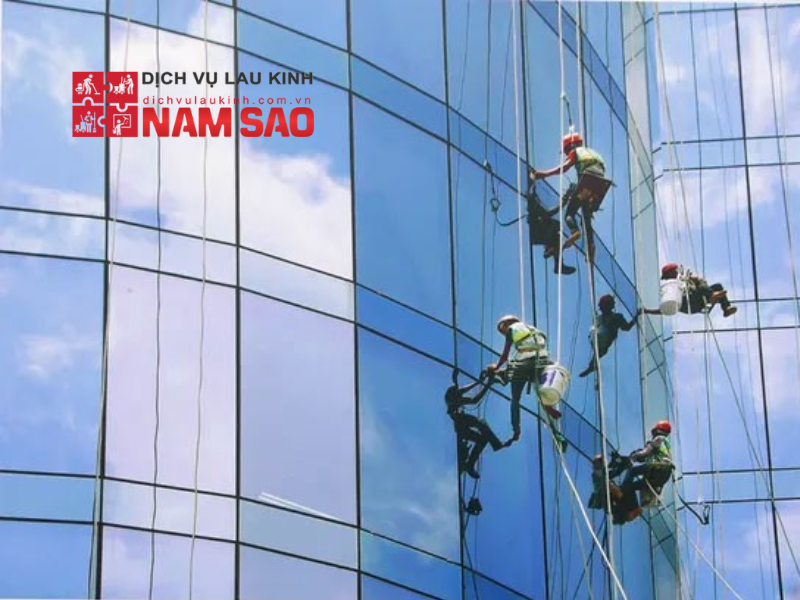 Tại sao nên lau kính nhà cao tầng theo định kỳ